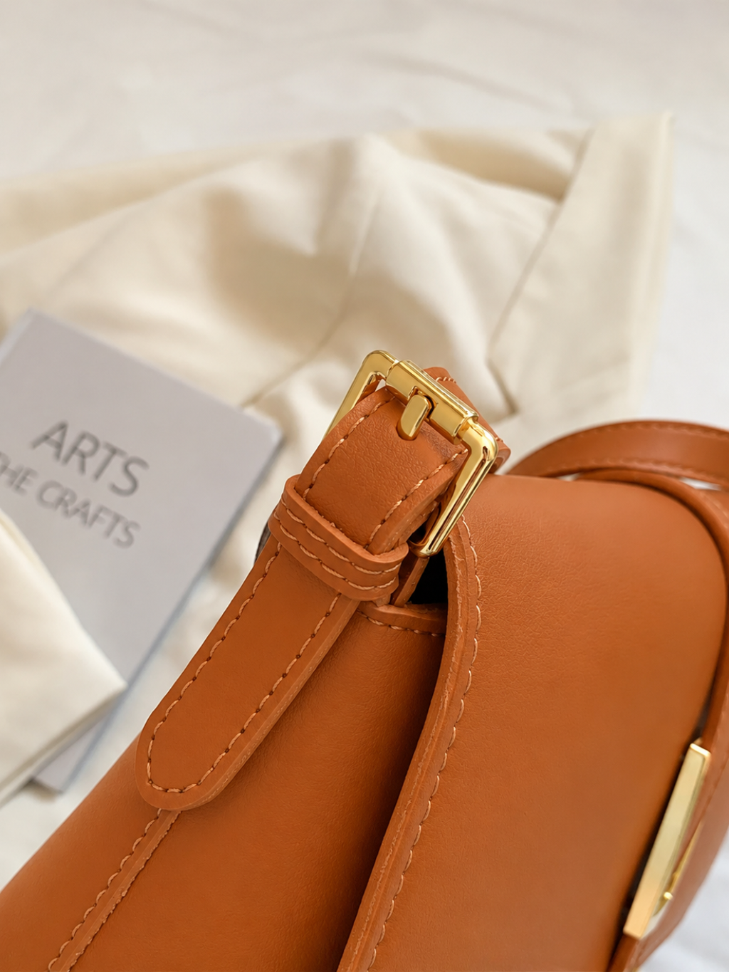 Bolsa Feminina Grande de Ombro com Detalhes Dourados Elegantes - Mary