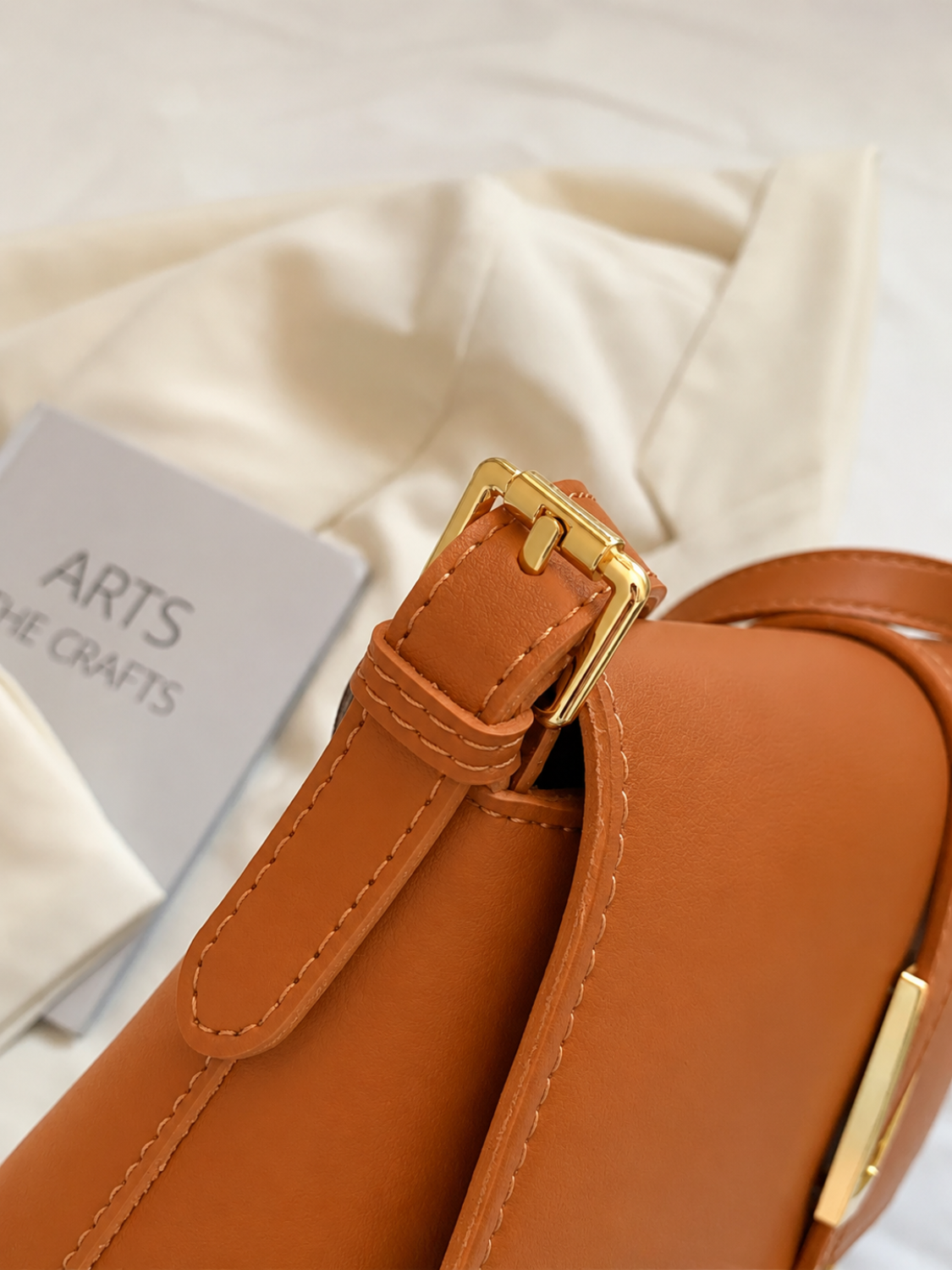 Bolsa Feminina Grande de Ombro com Detalhes Dourados Elegantes - Mary