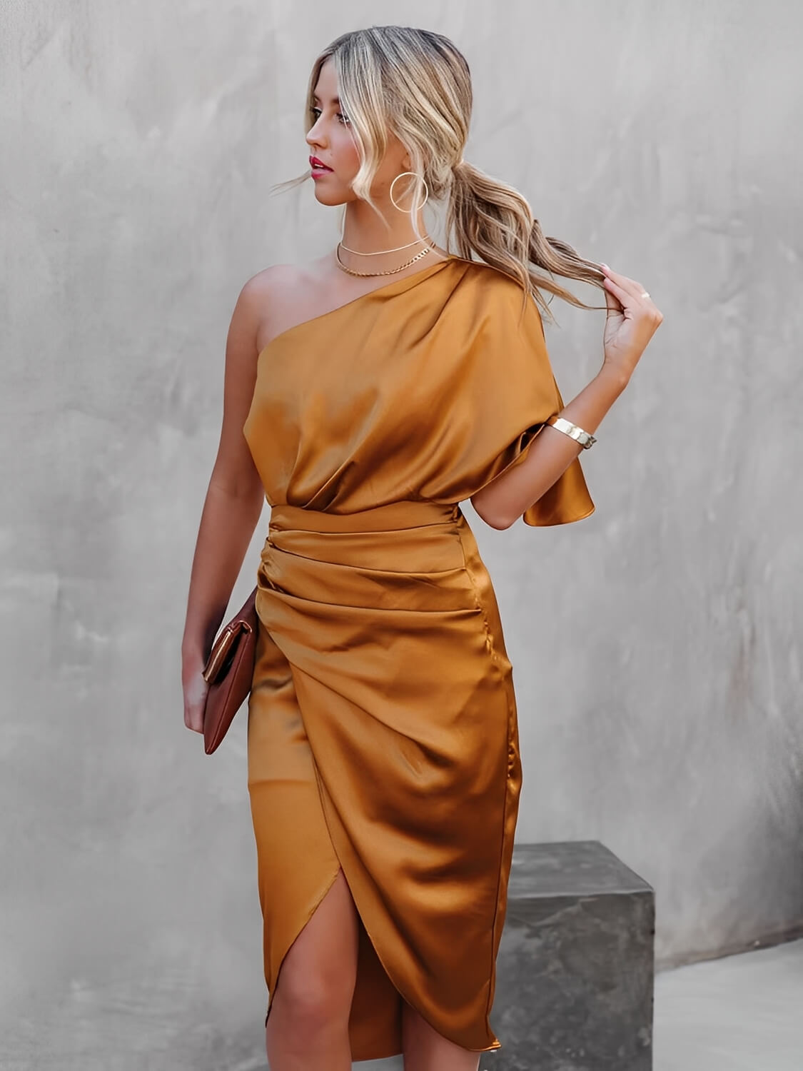 Vestido Midi Acetinado Drapeado Assimétrico Ombro Manga Única  – Núbia [FRETE FULL]