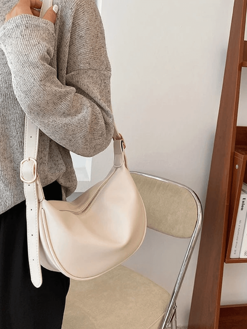 Bolsa Tiracolo Meia-Lua Couro PU Texturizado com Alça Ajustável - Roselyn