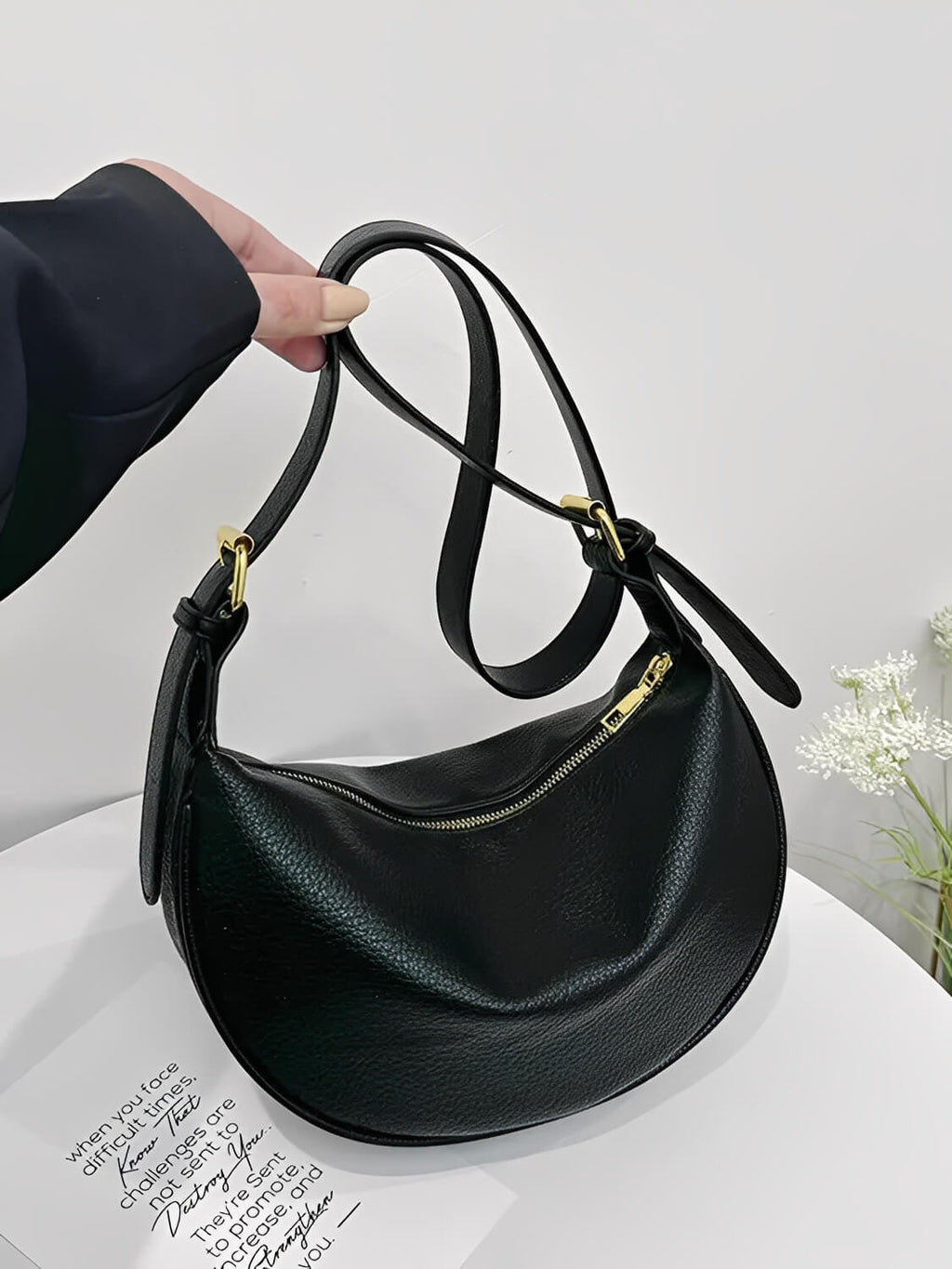 Bolsa Tiracolo Meia-Lua Couro PU Texturizado com Alça Ajustável - Roselyn