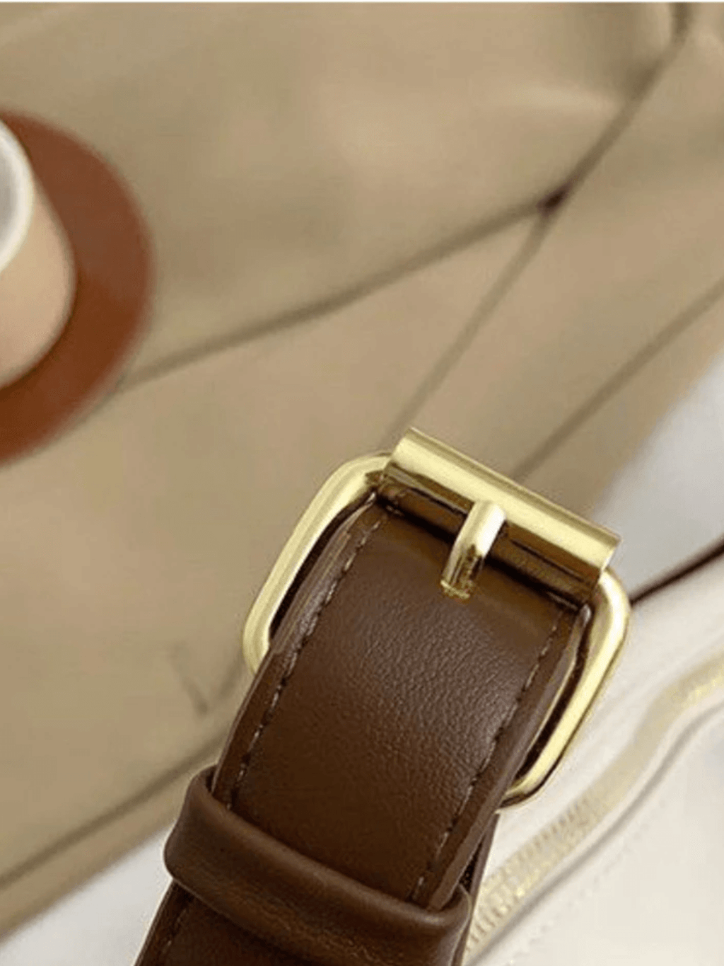 Bolsa Tiracolo Meia-Lua Couro PU Texturizado com Alça Ajustável - Roselyn