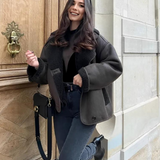Casaco Oversized Peluciado em Couro PU e Bolsos - Giselle