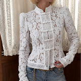 Blusa em Renda Vazada com Fechamento Oriental e Gola Estruturada - Mila