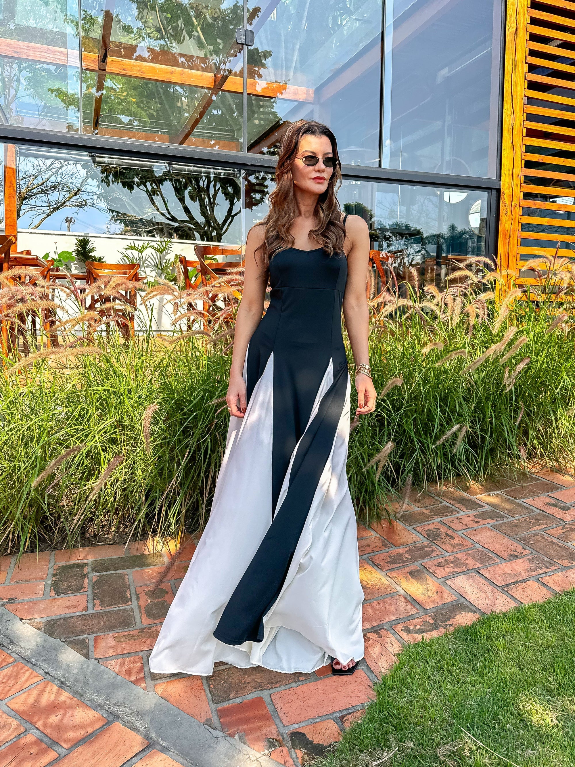 Vestido Longo com Decote Coração Alças Finas e Corpete Ajustado – Celine